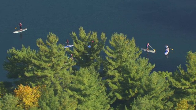 美国马萨诸塞州康科德瓦尔登湖上的WS AERIAL POV人滑板视频素材