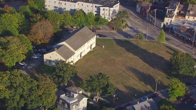 WS AERIAL POV视图，伟大的朋友meethouse和汽车在道路上移动/罗德岛，美国视频素材