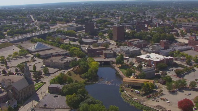 斯莱特磨坊博物馆的WS AERIAL POV景观/ Pawtucket，罗德岛，美国视频素材