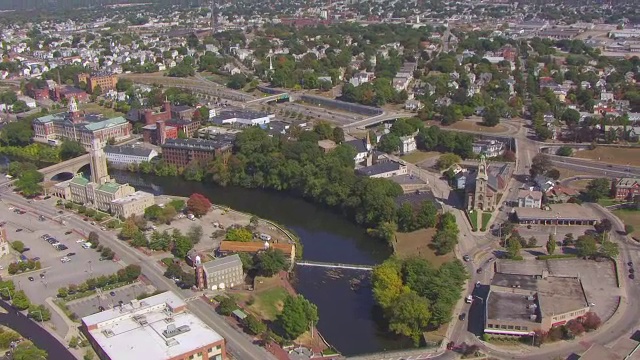 斯莱特磨坊博物馆的WS AERIAL POV景观/ Pawtucket，罗德岛，美国视频素材