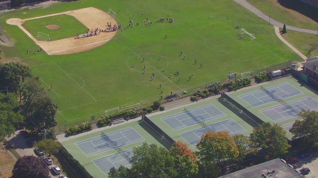 WS AERIAL POV足球比赛正在进行中，背景是棒球钻石/学院山，普罗维登斯，罗德岛，美国视频素材