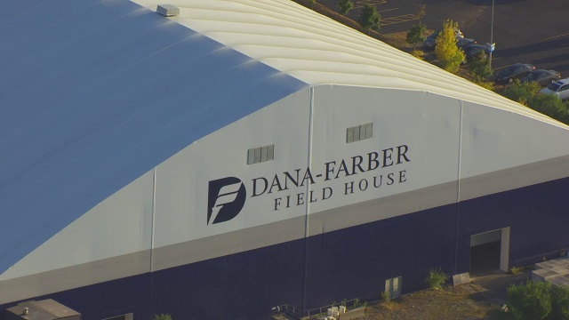 MS HA POV Dana-Farber Field House with sign / Foxborough，马萨诸塞州，美国视频素材