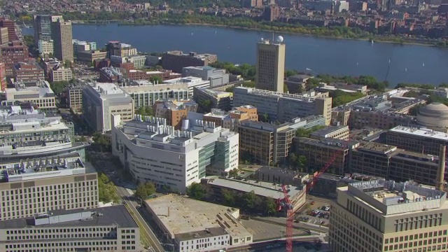 WS AERIAL POV Ray和Maria Stata中心，麻省理工学院脑与认知科学系，查尔斯河大桥与城市景观/剑桥，美国马萨诸塞州视频素材