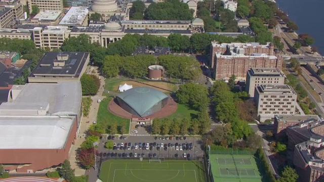 WS AERIAL POV Kresge礼堂和麻省理工学院校园，查尔斯河上的哈佛桥，美国马萨诸塞州剑桥视频素材