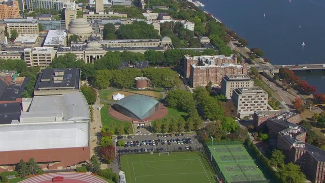 WS AERIAL POV Kresge礼堂和麻省理工学院校园，查尔斯河上的哈佛桥，美国马萨诸塞州剑桥视频素材