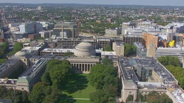 美国马萨诸塞州剑桥市，MacLaurin大楼和麻省理工学院校园的WS AERIAL POV景观视频素材