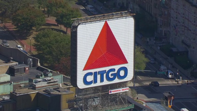 美国马萨诸塞州波士顿芬威公园隔壁的“Citgo”标志的MS AERIAL POV视图视频素材