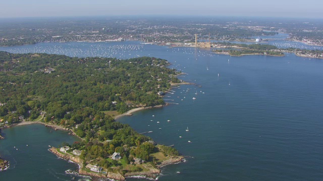 美国马萨诸塞州的Marblehead半岛和Salem Sound海岸线的WS AERIAL POV视图视频素材