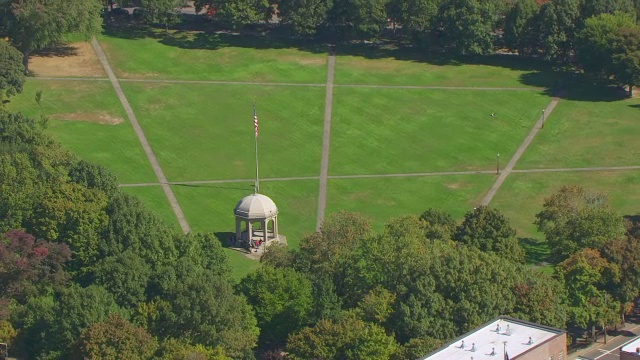 WS AERIAL POV Salem common and people walked along common pathways / Salem，马萨诸塞州，美国视频素材