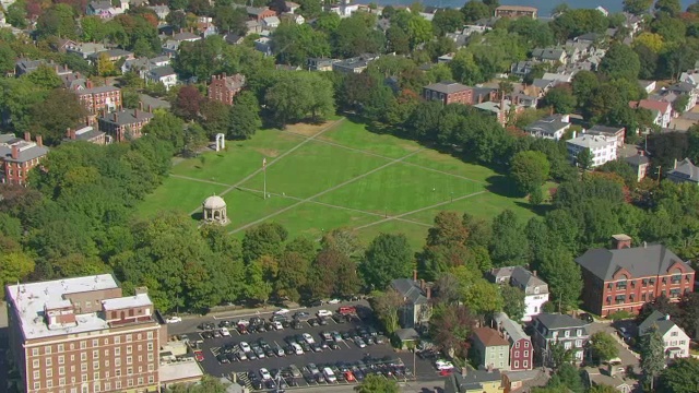 WS AERIAL POV Salem common and people walked along common pathways / Salem，马萨诸塞州，美国视频素材