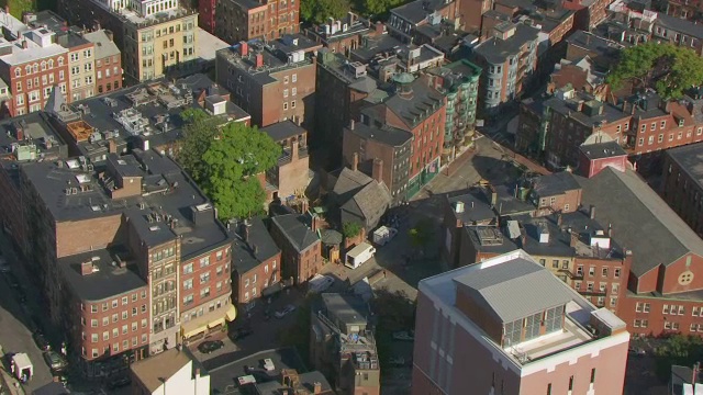 美国马萨诸塞州波士顿市住宅区/北端的WS AERIAL POV视图视频素材