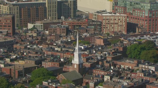 WS ZO AERIAL POV View of Old North Church with cityscape / North End，波士顿，马萨诸塞州，美国视频素材