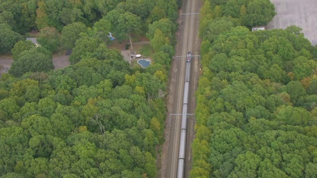 美国康涅狄格州奈安蒂克的WS AERIAL POV Amtrak列车在铁轨上行驶视频素材