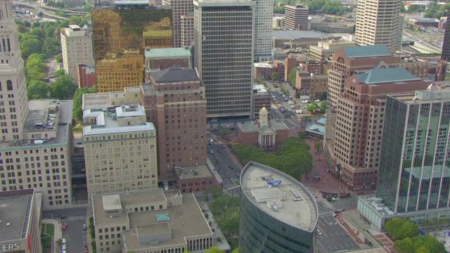 WS AERIAL POV View康涅狄格老州大厦和现代建筑在城市/哈特福德，康涅狄格，美国视频素材