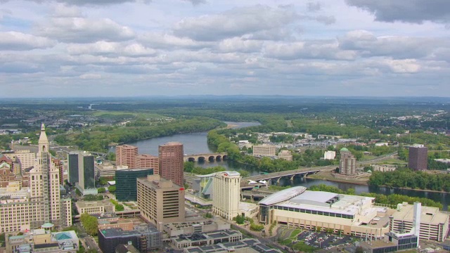 WS AERIAL POV View现代城市景观康涅狄格河/哈特福德，康涅狄格，美国视频素材