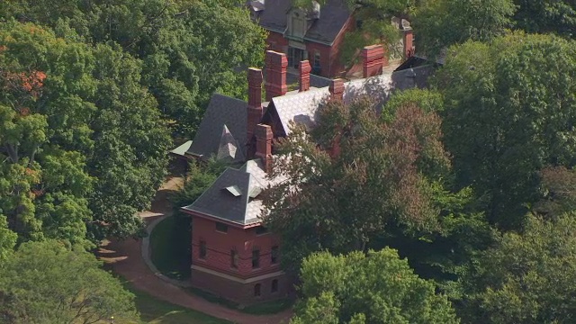 隐藏在树林中的马克吐温住宅的WS AERIAL POV外观/哈特福德，康涅狄格州，美国视频素材