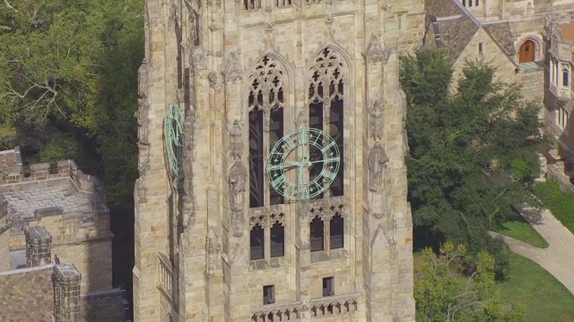 MS TU HA POV Harkness Tower with clock and sculpture /纽黑文，康涅狄格州，美国视频素材