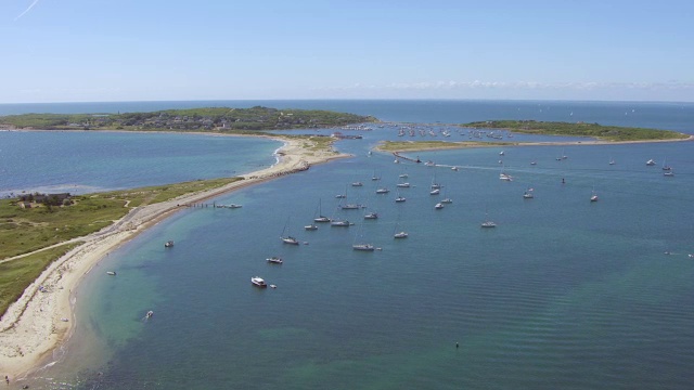 WS AERIAL POV海港附近的Nashawena岛，Cuttyhunk岛和伊丽莎白岛/杜克，马萨诸塞州，美国视频素材