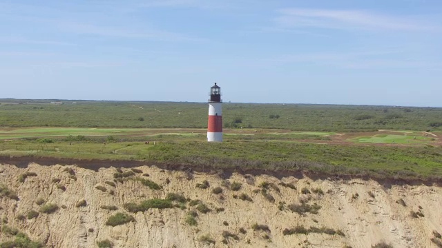 美国马萨诸塞州南塔开特海岸附近的风景:WS ZI AERIAL POV Sankaty Head Light视频素材