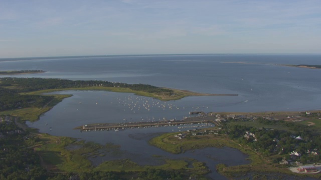 WS AERIAL POV视图壶湖与船在港口/ Wellfleet，美国马萨诸塞州视频素材