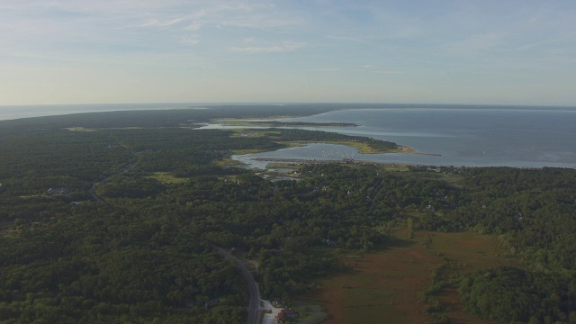 WS AERIAL POV视图壶湖与森林区域/ Wellfleet，马萨诸塞州，美国视频素材