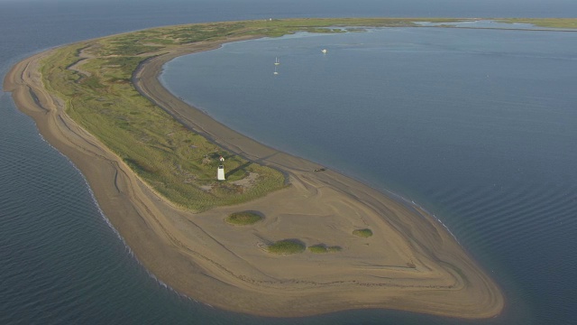 美国新英格兰普罗温斯敦岛和灯塔的WS AERIAL POV海景视频素材