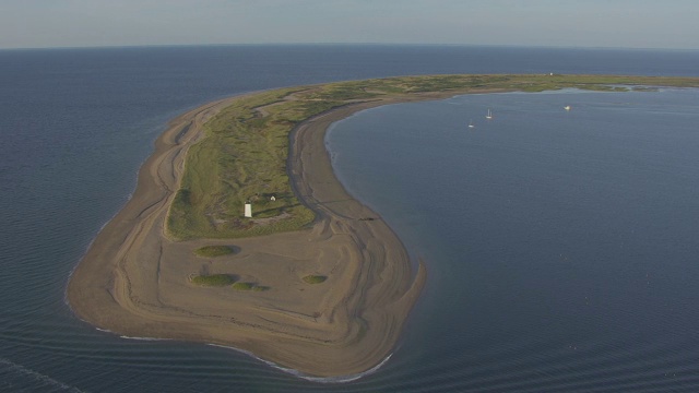 WS AERIAL POV海景与岛屿和灯塔，港口在远处/普罗文斯敦，新英格兰，美国视频素材