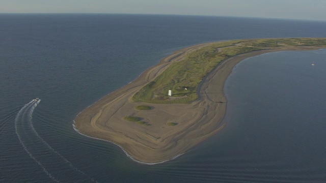 WS AERIAL POV海面与岛屿和灯塔，快艇移动附近的岛屿/普罗文斯敦，新英格兰，美国视频素材