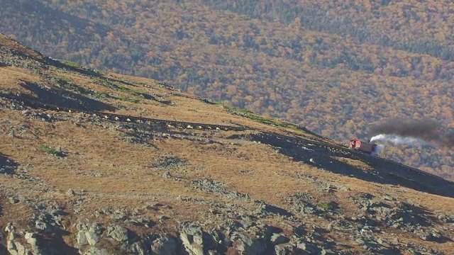 WS TS AERIAL POV华盛顿山锯齿铁路在华盛顿山州立公园的森林区域背景/新罕布什尔州，美国视频素材