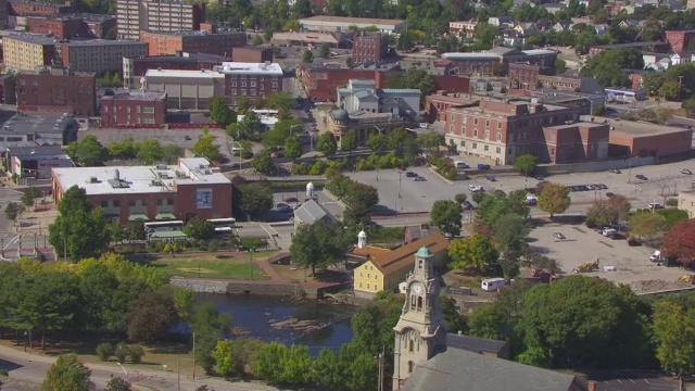 WS ZO AERIAL POV灰磨坊建筑与斯莱特磨坊博物馆/ Pawtucket，罗德岛，美国视频素材