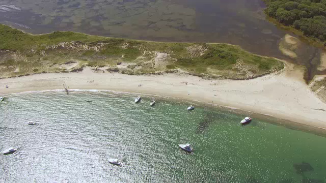 WS AERIAL POV海港附近的Nashawena岛，Cuttyhunk岛和伊丽莎白岛/杜克，马萨诸塞州，美国视频素材