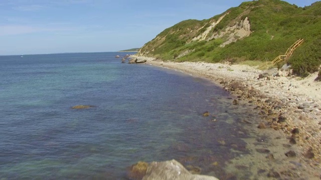 美国马萨诸塞州梅尼沙湾和玛莎葡萄园岛的WS AERIAL POV海景视频素材