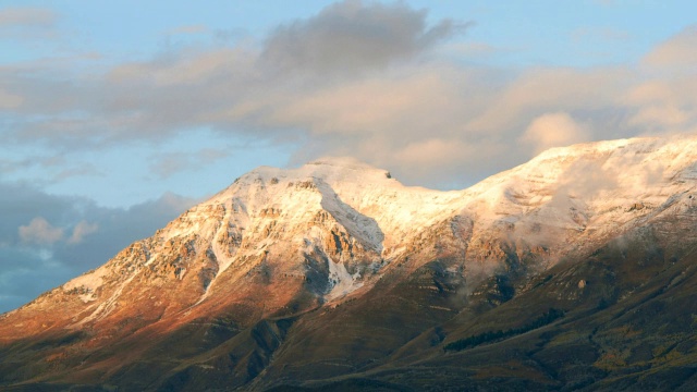 吹过德州Timpanogos山的云的时间间隔。视频素材