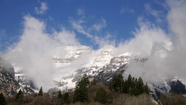 云吹过Timpanogos山，UT。视频素材