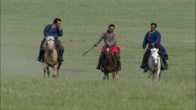 中国内蒙古，人们在马背上驰骋草原视频素材