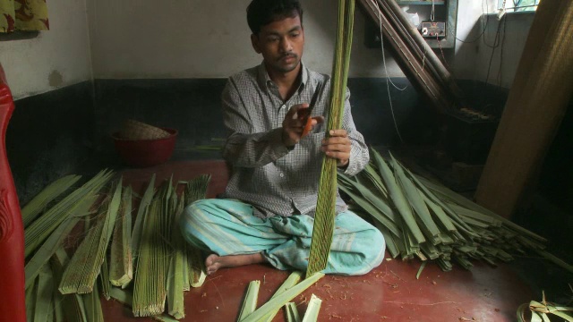 印度人在切割工厂工作视频素材