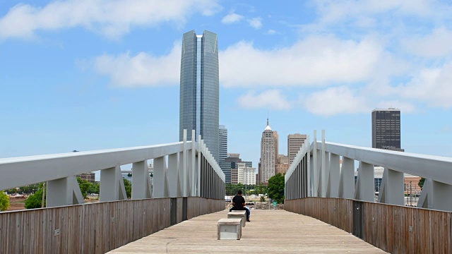 OK, OKC，城市天际线从天空舞蹈桥在市中心高速公路视频素材