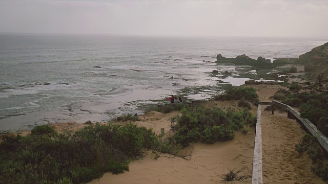 澳大利亚维多利亚州莫宁顿半岛，宽阔的海景和妇女散步视频素材