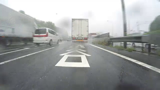 汽车在雨天行驶视频素材