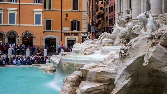 特写特莱维喷泉(Fontana di Trevi)与人群的时间流逝。罗马,意大利。2016年4月。视频素材