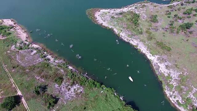 一艘船沿着德克萨斯州中部的乔治敦湖漂流视频素材