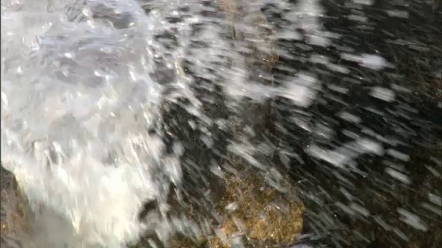 坦桑尼亚，波浪冲击着坦噶尼喀湖的岩石海岸视频素材