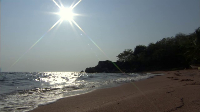 坦桑尼亚坦噶尼喀湖岸边的海浪视频素材