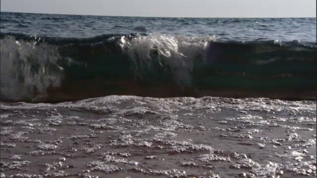 坦桑尼亚坦噶尼喀湖岸边的海浪视频素材