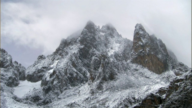 肯尼亚肯亚山，白雪皑皑的山峰上，云雾翻腾视频素材