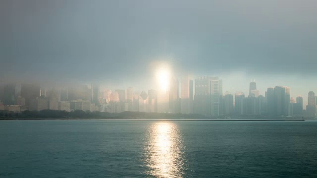 从水面上看芝加哥上空雾的时间流逝。视频素材