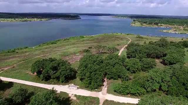 航拍:低角度飞过乔治敦湖，湖面上有令人惊叹的天堂美景视频素材