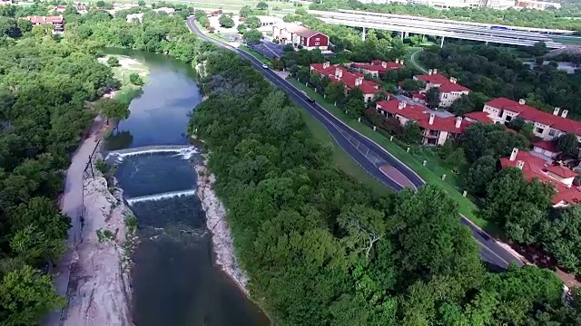 航拍:在德克萨斯州乔治敦市的圣加布里埃尔河的阳光河岸上视频素材