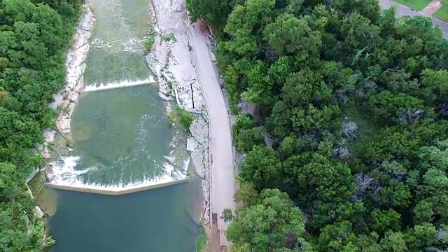 俯瞰乔治敦德克萨斯州圣加布里埃尔河的瀑布视频素材