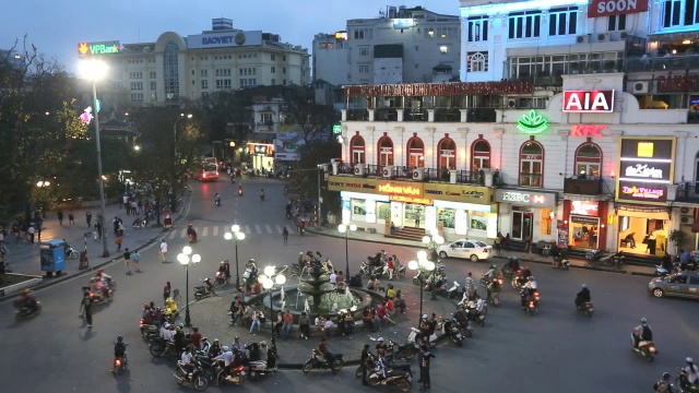 越南北部河内巴定广场上夜间的车辆流光闪闪视频素材